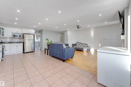 3139 34B Avenue, Edmonton, AB - Indoor Photo Showing Kitchen