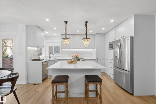 37 Leonard Drive, St. Albert, AB - Indoor Photo Showing Kitchen With Upgraded Kitchen