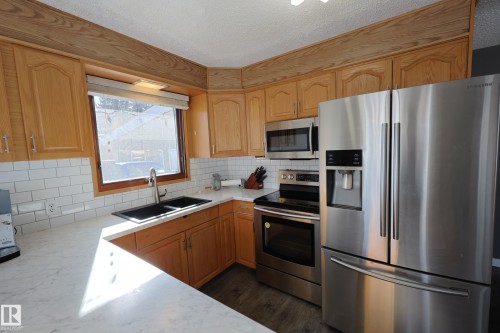 37 Armstrong Crescent, Leduc, AB - Indoor Photo Showing Kitchen With Double Sink