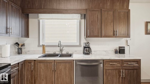 5107 57 Avenue, Stony Plain, AB - Indoor Photo Showing Kitchen With Double Sink