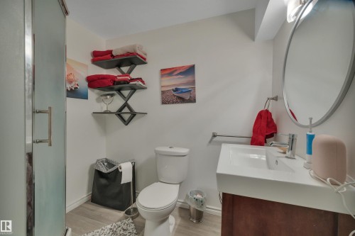 9555 73 Avenue, Edmonton, AB - Indoor Photo Showing Bathroom