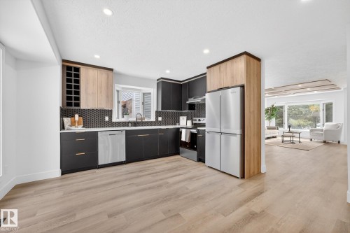 7924 157 Avenue, Edmonton, AB - Indoor Photo Showing Kitchen With Upgraded Kitchen