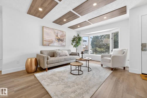 7924 157 Avenue, Edmonton, AB - Indoor Photo Showing Living Room