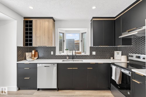 7924 157 Avenue, Edmonton, AB - Indoor Photo Showing Kitchen With Upgraded Kitchen