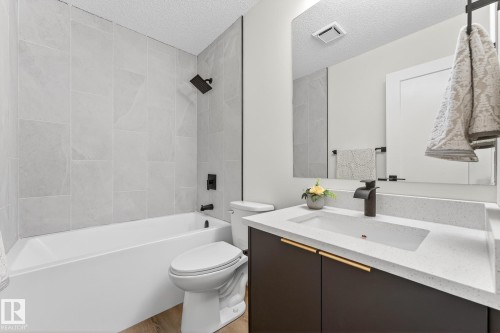7924 157 Avenue, Edmonton, AB - Indoor Photo Showing Bathroom