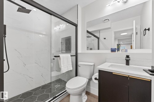 7924 157 Avenue, Edmonton, AB - Indoor Photo Showing Bathroom