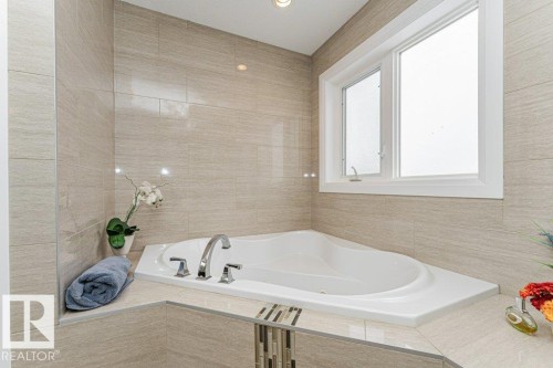 610 Albany Way, Edmonton, AB - Indoor Photo Showing Bathroom