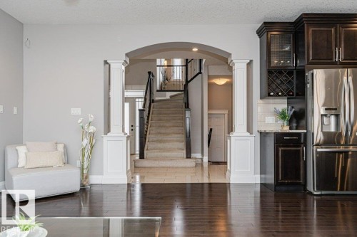 610 Albany Way, Edmonton, AB - Indoor Photo Showing Kitchen