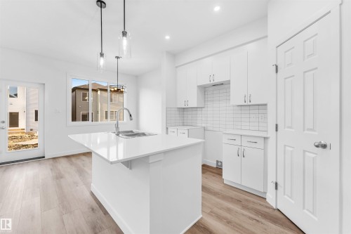 1216 13 Avenue, Edmonton, AB - Indoor Photo Showing Kitchen With Upgraded Kitchen