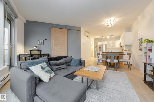 2004 10152 104 Street, Edmonton, AB - Indoor Photo Showing Living Room