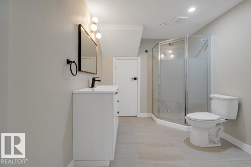 15022 86 Avenue, Edmonton, AB - Indoor Photo Showing Bathroom