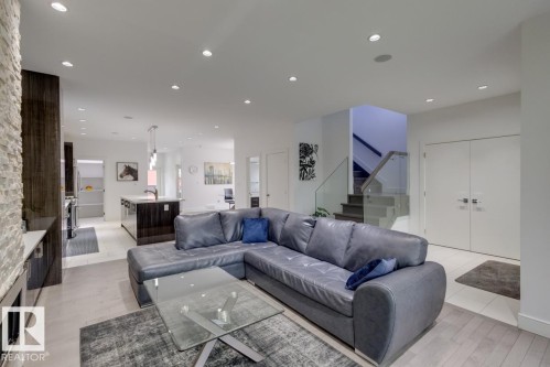 11045 85 Avenue, Edmonton, AB - Indoor Photo Showing Living Room