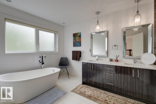 11045 85 Avenue, Edmonton, AB - Indoor Photo Showing Bathroom