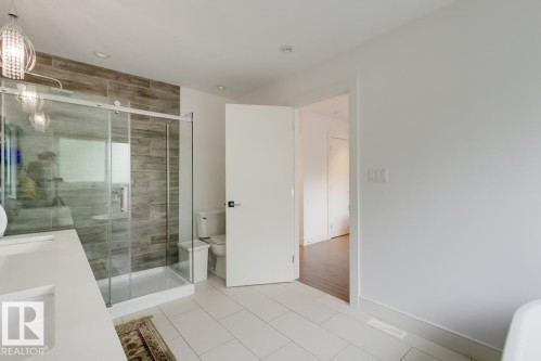 11045 85 Avenue, Edmonton, AB - Indoor Photo Showing Bathroom