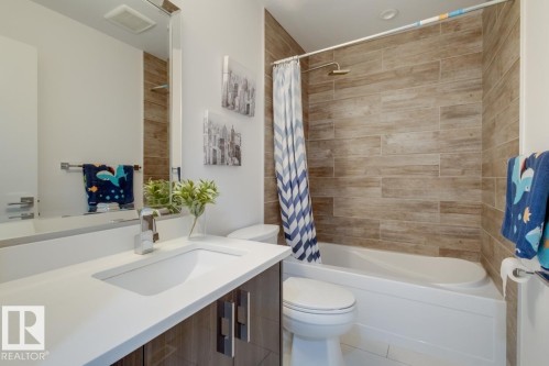11045 85 Avenue, Edmonton, AB - Indoor Photo Showing Bathroom