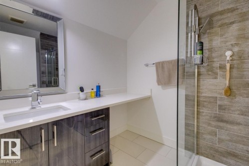 11045 85 Avenue, Edmonton, AB - Indoor Photo Showing Bathroom