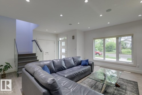 11045 85 Avenue, Edmonton, AB - Indoor Photo Showing Living Room