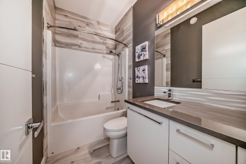4129 Cameron Heights Point, Edmonton, AB - Indoor Photo Showing Bathroom