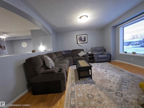 5146 54 Avenue, Redwater, AB - Indoor Photo Showing Living Room
