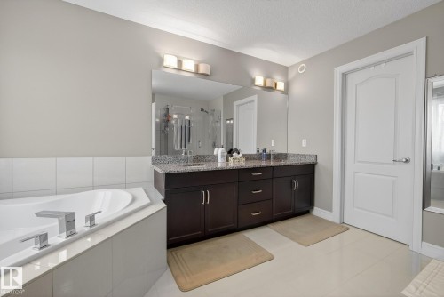 12152 172 Avenue, Edmonton, AB - Indoor Photo Showing Bathroom