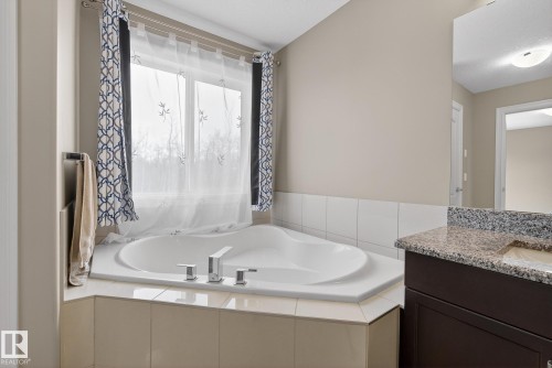 12152 172 Avenue, Edmonton, AB - Indoor Photo Showing Bathroom