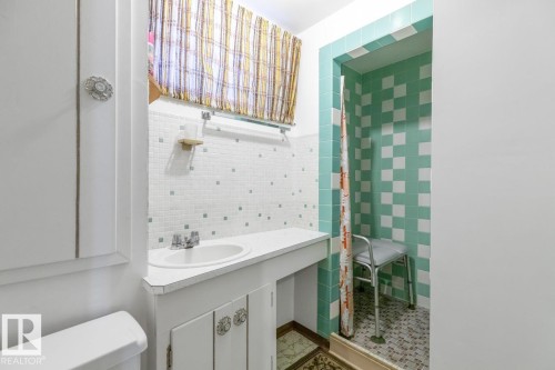9280 77 Street, Edmonton, AB - Indoor Photo Showing Bathroom