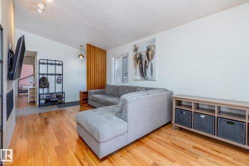 6511 103 Avenue, Edmonton, AB - Indoor Photo Showing Living Room