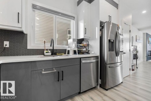 16 Raspberry Road, St. Albert, AB - Indoor Photo Showing Kitchen With Upgraded Kitchen