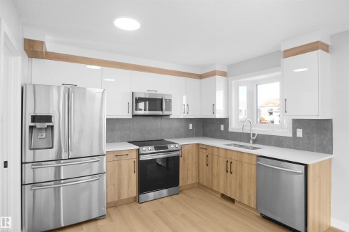 3312 44A Street, Edmonton, AB - Indoor Photo Showing Kitchen With Upgraded Kitchen