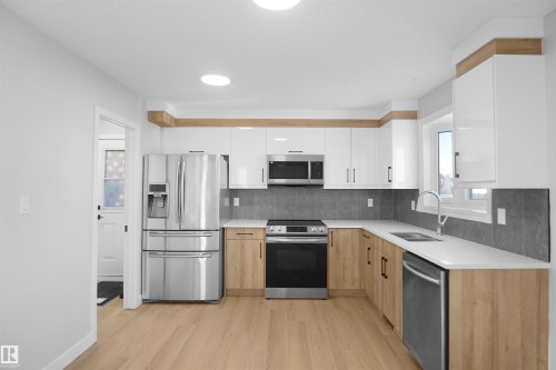 3312 44A Street, Edmonton, AB - Indoor Photo Showing Kitchen With Double Sink With Upgraded Kitchen