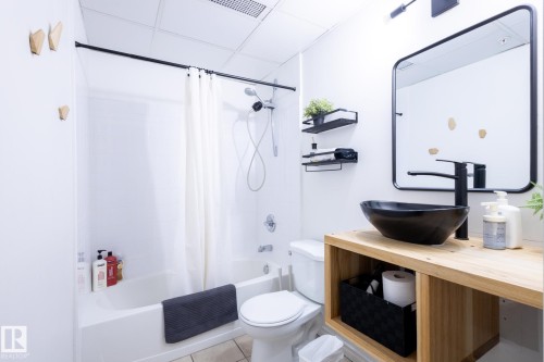 508 10024 Jasper Avenue, Edmonton, AB - Indoor Photo Showing Bathroom