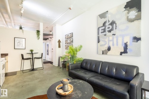 508 10024 Jasper Avenue, Edmonton, AB - Indoor Photo Showing Living Room