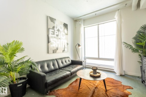 508 10024 Jasper Avenue, Edmonton, AB - Indoor Photo Showing Living Room