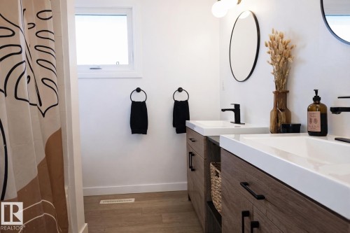 4820 105B Street, Edmonton, AB - Indoor Photo Showing Bathroom