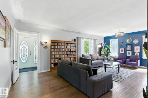 11204 61 Street, Edmonton, AB - Indoor Photo Showing Living Room