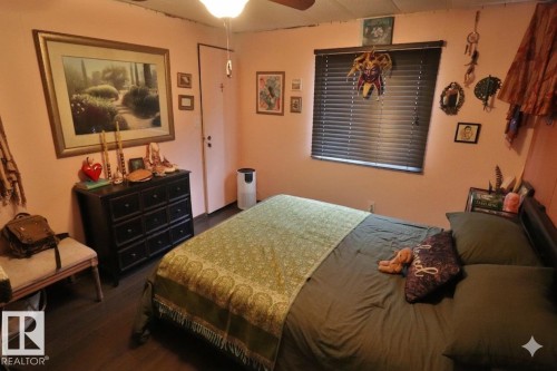 The property features hardwood floors, a ceiling fan, and a window with blinds - 11 Willow Park Estates, Leduc, AB - Indoor Photo Showing Bedroom