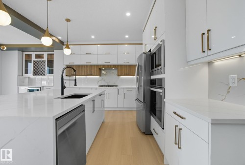 4 Harley Way, Spruce Grove, AB - Indoor Photo Showing Kitchen With Upgraded Kitchen