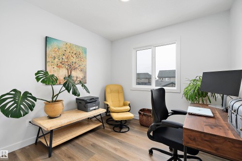 This room features an exterior window, wood flooring, and light-colored walls - 20 Hemingway Crescent, Spruce Grove, AB - Indoor