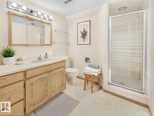 10512 54 Avenue, Edmonton, AB - Indoor Photo Showing Bathroom
