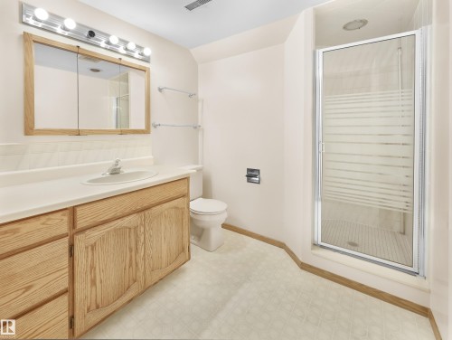 10512 54 Avenue, Edmonton, AB - Indoor Photo Showing Bathroom