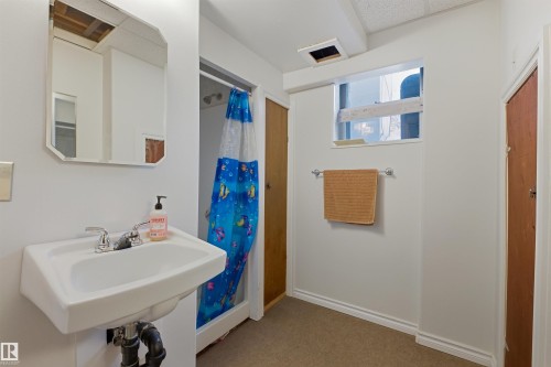 12947 109 Street, Edmonton, AB - Indoor Photo Showing Bathroom