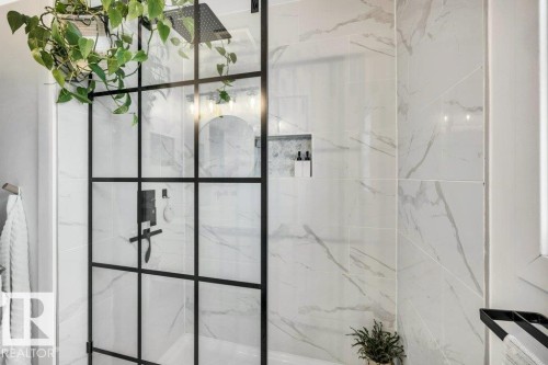 4337 Mcmullen Way, Edmonton, AB - Indoor Photo Showing Bathroom