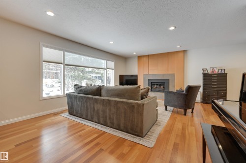 37 Valleyview Crescent, Edmonton, AB - Indoor Photo Showing Living Room With Fireplace