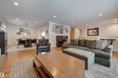 37 Valleyview Crescent, Edmonton, AB - Indoor Photo Showing Living Room