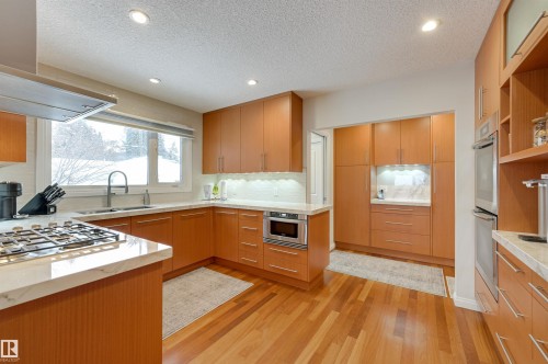 37 Valleyview Crescent, Edmonton, AB - Indoor Photo Showing Kitchen