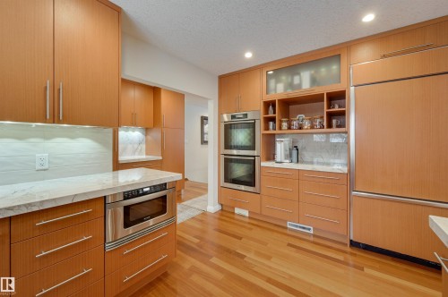 37 Valleyview Crescent, Edmonton, AB - Indoor Photo Showing Kitchen