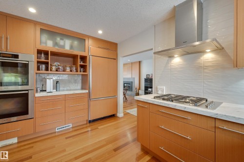 37 Valleyview Crescent, Edmonton, AB - Indoor Photo Showing Kitchen With Upgraded Kitchen