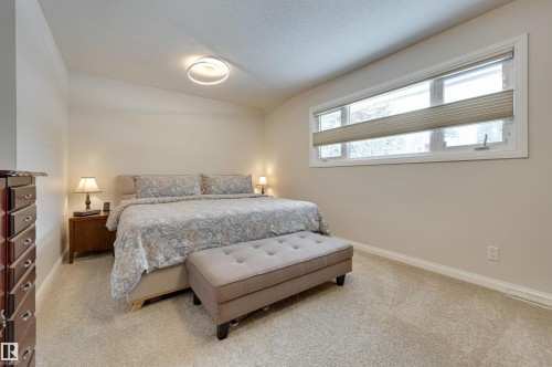 37 Valleyview Crescent, Edmonton, AB - Indoor Photo Showing Bedroom