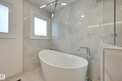 37 Valleyview Crescent, Edmonton, AB - Indoor Photo Showing Bathroom