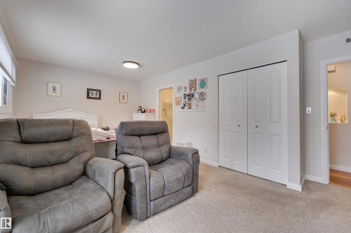 37 Valleyview Crescent, Edmonton, AB - Indoor Photo Showing Living Room